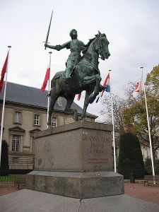 450px-Joan_of_Arc,_Place_du_Parvis,_Reims(1)